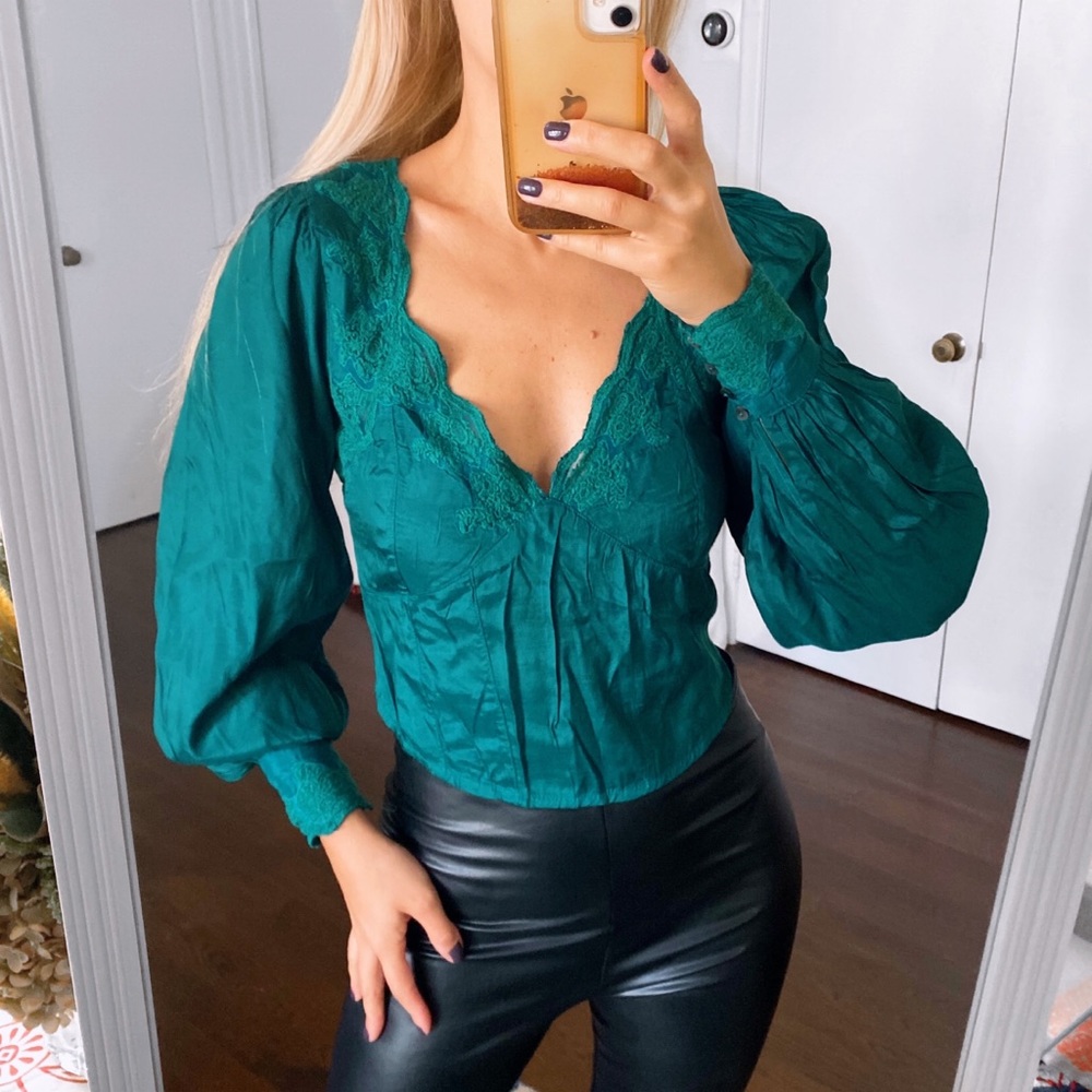 🎄 FREE PEOPLE CHRISTMAS GREEN SATIN LACE EMBROIDERED CROPPED BLOUSE!